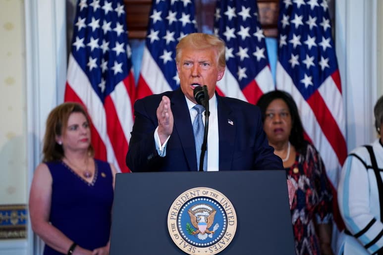 El presidente republicano de Estados Unidos, Donald Trump, insistió en que México pagará por el muro fronterizo y para ello planteó el cobro de peaje a los vehículos que crucen la frontera. (EFE)