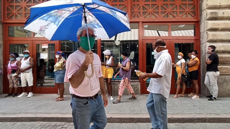 Cuba iniciará la próxima semana los ensayos clínicos de su propia vacuna contra el coronavirus SARS-CoV-2, que se prolongarán hasta inicios de 2021, informó este martes el Registro Público Cubano de Ensayos Clínicos. (ARCHIVO)