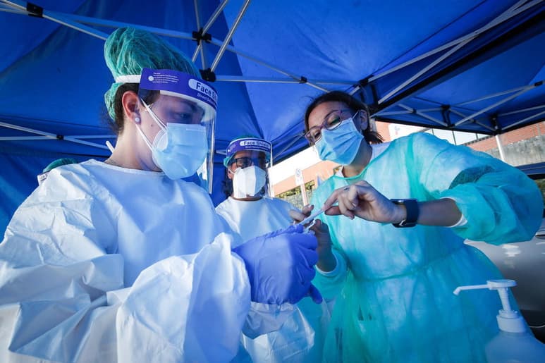 La Organización Mundial de la Salud (OMS) consideró hoy que una de las razones por las que no se ha podido detener la pandemia de coronavirus es debido a que los países no invirtieron lo necesario en hacer test, en facilitar el aislamiento de los infectados, en rastrear sus contactos y en ponerlos en cuarentena. (ARCHIVO)