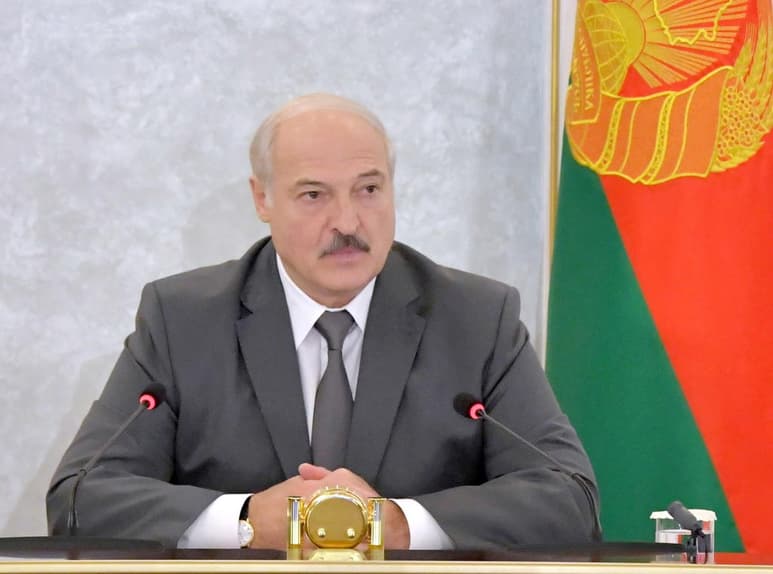 El presidente bielorruso, Alexandr Lukashenko (foto), respondió hoy desafiante a su creciente aislamiento internacional negándose a conversar con líderes occidentales, reforzando la seguridad en las fronteras del país ante una presunta amenaza de la OTAN y anunciando medidas para impedir nuevas protestas opositoras. (EFE)