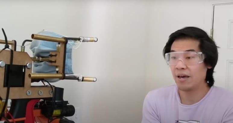 El youtuber probó consigo mismo la pistola, consiguiendo un exitoso resultado (CAPTURA)