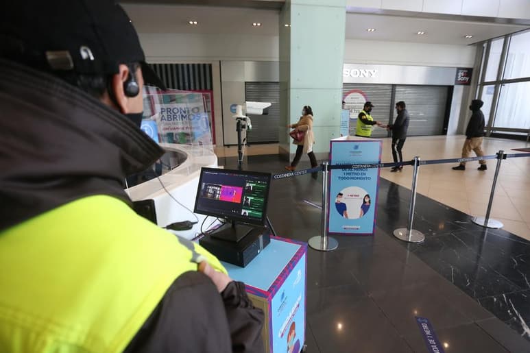 Más del 30 % de los 1.,4 millones de migrantes que viven en Chile perdieron sus empleos durante la pandemia del nuevo coronavirus y tres de cada cuatro considera que su nivel de ingresos no alcanza para cubrir las necesidades básicas, según un estudio difundido este miércoles. (ARCHIVO)