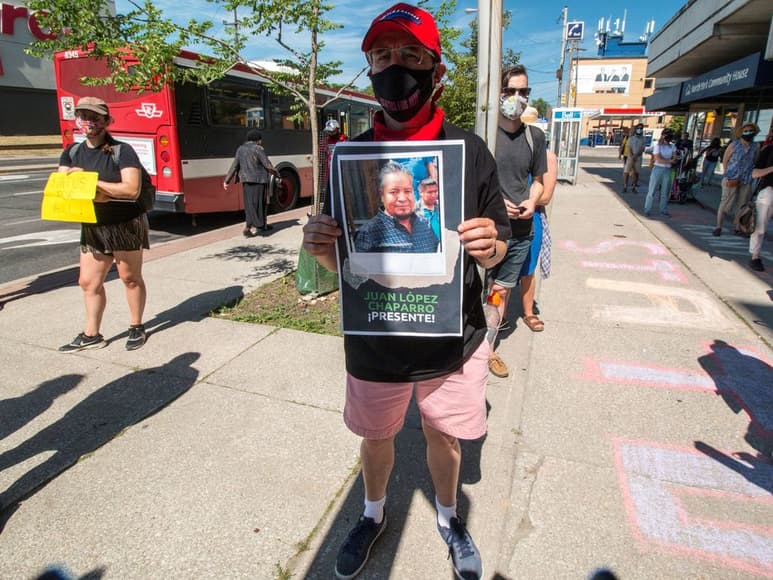 Tras llegar a Canadá contrajeron la enfermedad en explotaciones agrarias donde viven hacinados y trabajaban sin equipos. (ARCHIVO)