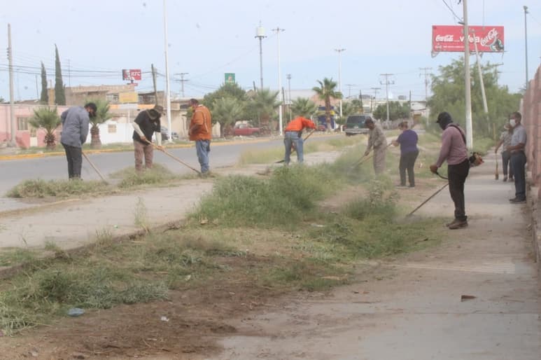 Con el propósito de mejora la imagen de la ciudad y sus distintos espacios recreativos, personal de Fomento Deportivo llevó a cabo labores de limpieza en en los alrededores de la Unidad Deportiva ubicada sobre el bulevar Fundadores. (EL SIGLO DE TORREÓN) 