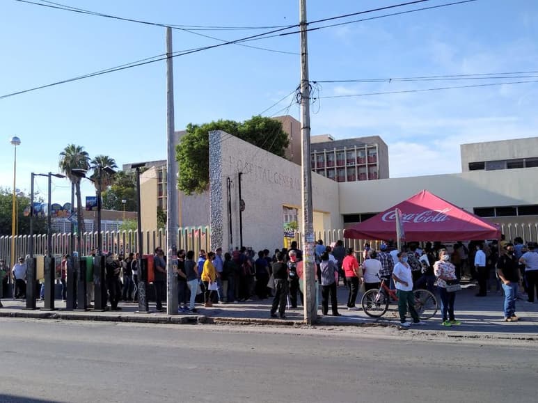 Algunos acudieron desde las 5 de la mañana para formarse en la fila que esta mañana se observó larga y donde la mayoría de las personas no atendió la sana distancia, una de las recomendaciones principales para evitar el contagio y la propagación del virus SARS-CoV-2.
(EL SIGLO DE TORREÓN)