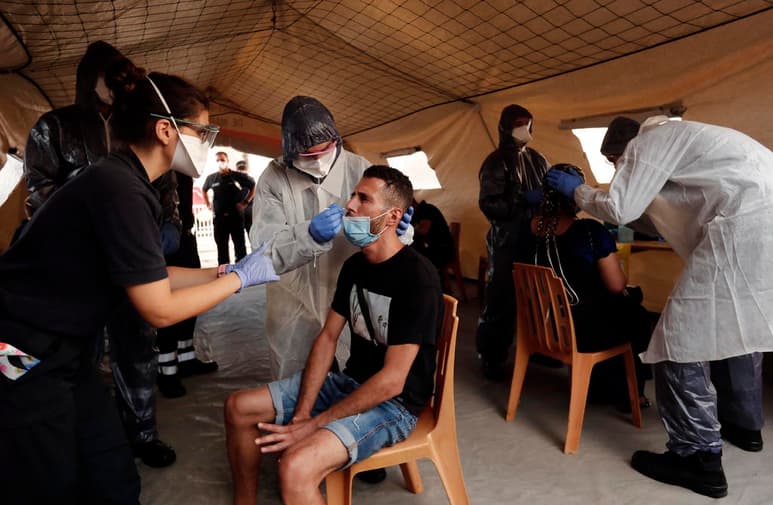 Francia registró este jueves un pico de contagios de coronavirus de 4,771 casos en las últimas 24 horas, la mayor cifra registrada desde finales de abril. (ARCHIVO)