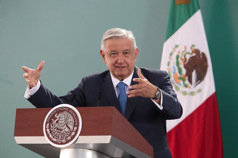 El mandatario señaló que debido a que varios de las personas que son mencionadas en esta denuncia han comenzado a reacción es que ésta no es apócrifa.
(EL UNIVERSAL)