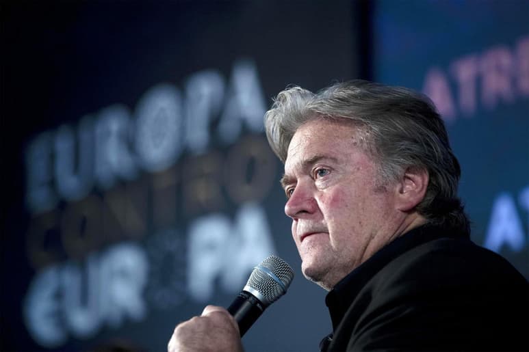 Un juez de Nueva York impuso este jueves una fianza de 5 millones de dólares a Steve Bannon, considerado el gran artífice de la llegada de Donald Trump a la Casa Blanca, y que fue detenido por presuntamente defraudar cientos de miles de dólares a personas que donaron fondos para la construcción del muro en la frontera con México, de lo que se declaró 'no culpable'. (ARCHIVO)