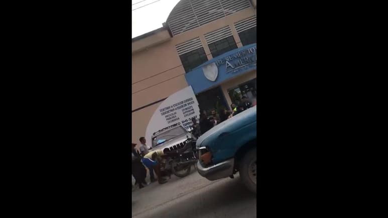 Familiares y amigos impidieron la noche del miércoles que agentes de la Fiscalía General de la República (FGR) aprehendieran a Roselia Abarca Velázquez y a Cirilo Lara Brito, hermana y cuñado del exalcalde de Iguala, José Luis Abarca Velázquez, preso acusado por asesinato, lavado de dinero, delincuencia organizada y señalado por la desaparición de los 43 estudiantes de Ayotzinapa. (ESPECIAL)