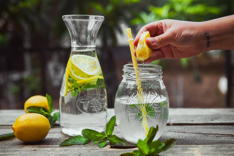Si eres uno de los fanáticos del agua de limón, puedes probarla con un toque diferente.