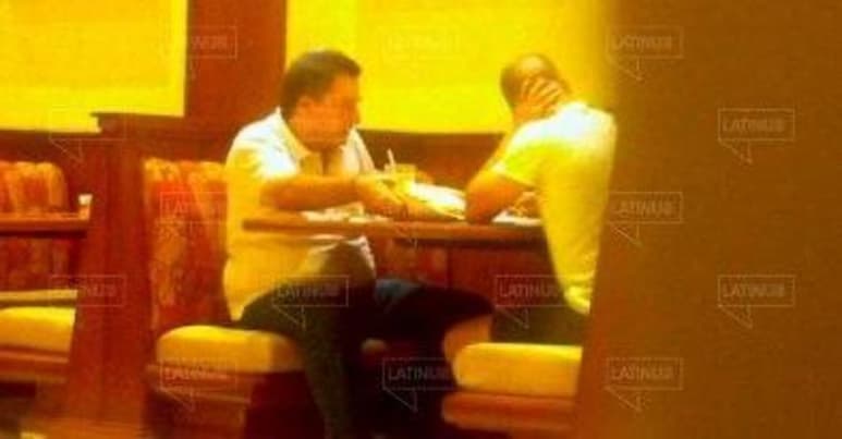 Se difundieron videos en donde se observa en al menos dos ocasiones a Pío López Obrador recibir de David León paquetes con dinero en efectivo. (ESPECIAL)