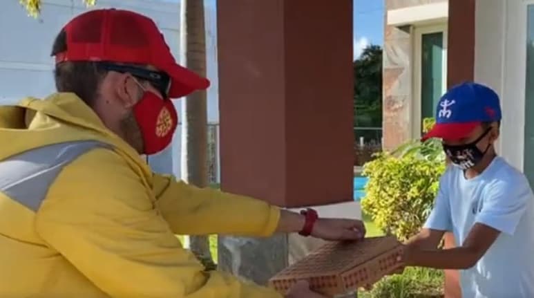 El profesor llevó cajas individuales con pizza a cada uno de los niños (CAPTURA)
