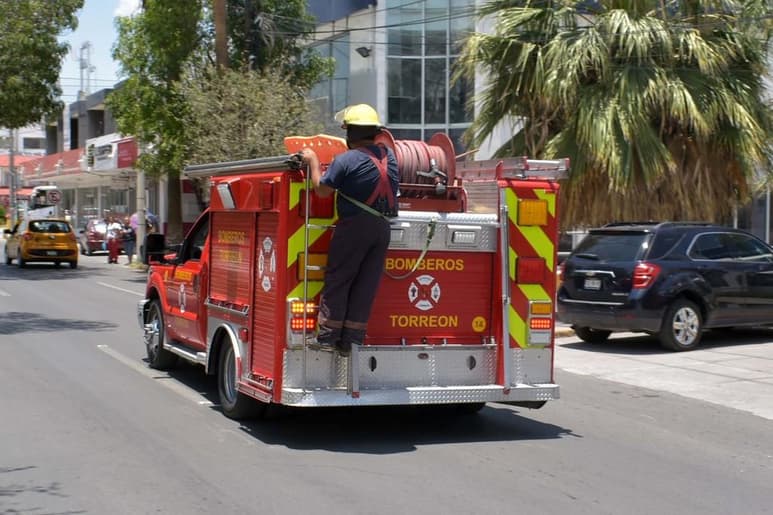 La palabra bombero proviene del uso de bombas para sacar el agua de pozos, ríos, depósitos o almacenes para extinguir el fuego. (ARCHIVO)