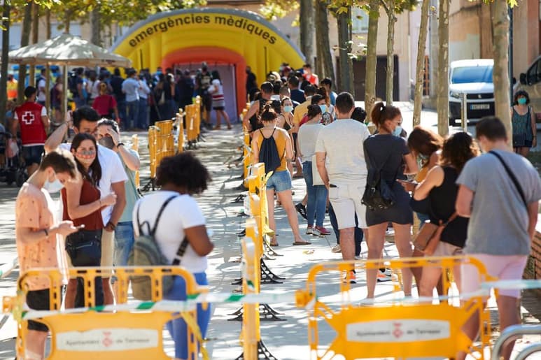 El Ministerio español de Sanidad notificó este viernes otros 8,148 contagios de coronavirus, de los que 3,650 fueron diagnosticados en las últimas 24 horas, un tercio de ellos en Madrid. (ARCHIVO)