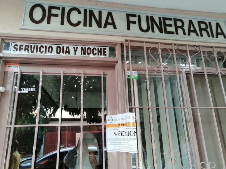 Los establecimientos incumplieron con el decreto estatal que prohíbe la velación de cuerpos.