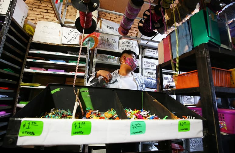 Pese a la crisis económica, reflejada en una caída anual de 18.9 % del PIB en el segundo trimestre, hay familias y docentes que buscan útiles para afrontar los nuevos desafíos de la educación a distancia.
(ARCHIVO)