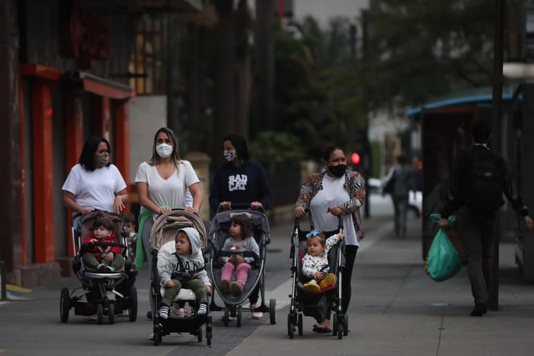 Brasil registró en las últimas 24 horas 892 nuevas muertes por la COVID-19, con el que el número de fallecidos superó los 114,000, así como 50,032 nuevos contagios, que acercan el total de casos confirmados a 3.6 millones, informó este sábado el Ministerio de Salud. (ARCHIVO)
