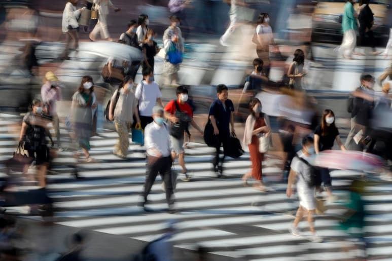 A medida que las semanas pasan, la gente está comprensiblemente ansiosa por reunirse y querer socializar en familia o tener eventos al aire libre. Pero, ¿es posible hacerlo de forma segura en medio de la pandemia de coronavirus? (Internet)