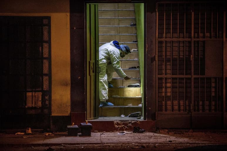 Un considerable porcentaje de los participantes en la fiesta clandestina donde murieron doce mujeres y un hombre asfixiados, en una avalancha humana, estaban contagiados con coronavirus, según las pruebas rápidas practicadas este domingo a veintidós detenidos. (EFE)
