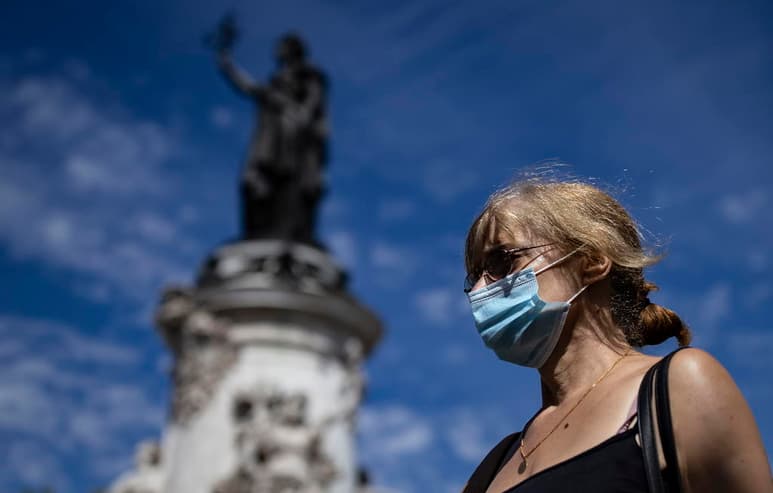 La epidemia de coronavirus registró una nueva aceleración en Francia en las últimas 24 horas, cuando se registraron 4,897 nuevos casos positivos, frente a los 3,602 registrados la víspera. (ARCHIVO)