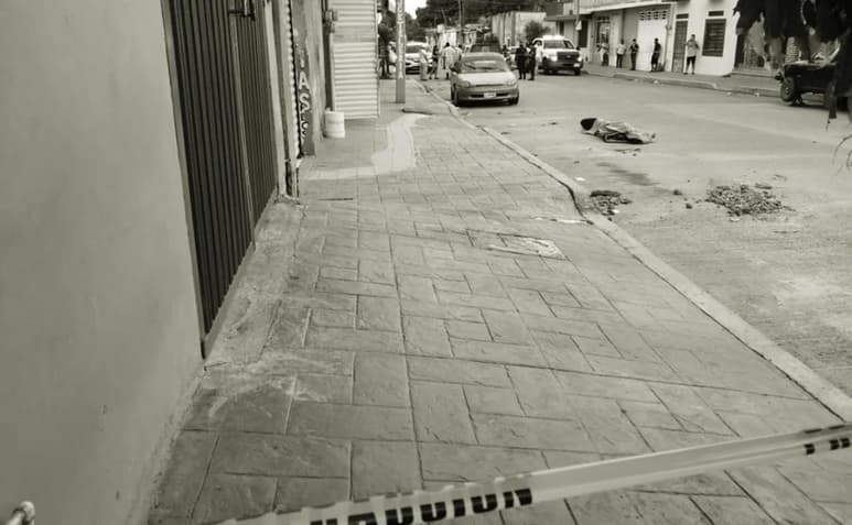El cuerpo de un migrante haitiano -que falleció por causas desconocidas- fue sacado a la calle por sus mismos connacionales, debido a que ninguna autoridad del Ministerio Público se presentó a levantar el cadáver. (ESPECIAL)