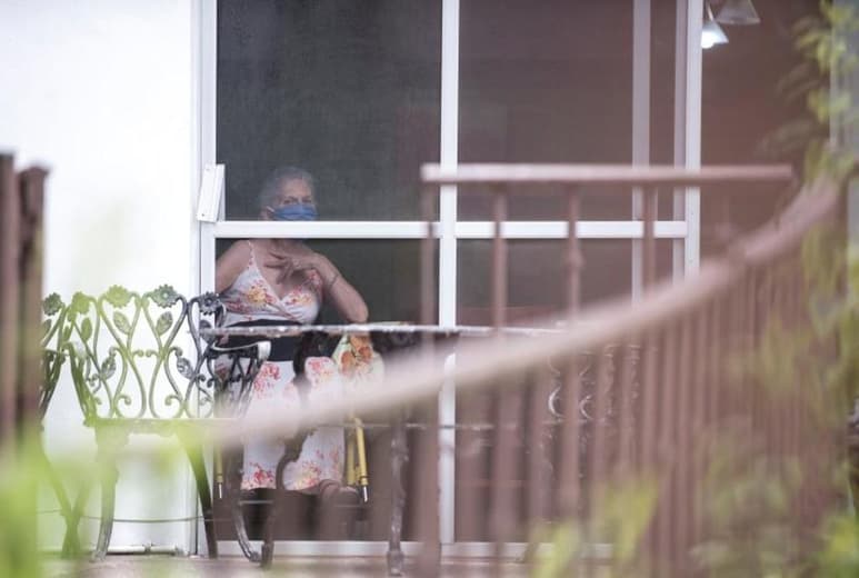 A la gente mayor le afecta más estar confinado en su casa o residencia para prevenir contagios.