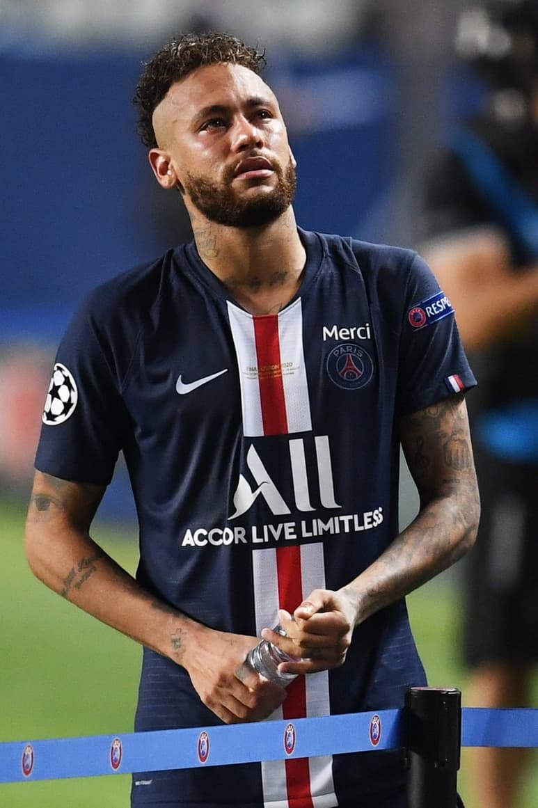 Neymar no aguantó el llanto tras la derrota del PSG en la final ante Bayern Múnich. (EFE)