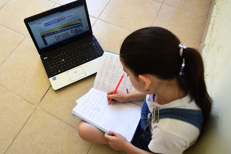 Debido a la pandemia por coronavirus, niños, niñas y adolescentes iniciarán el ciclo escolar desde casa, haciendo uso de la televisión, la radio, internet y cuadernillos impresos. (EL SIGLO DE TORREÓN)