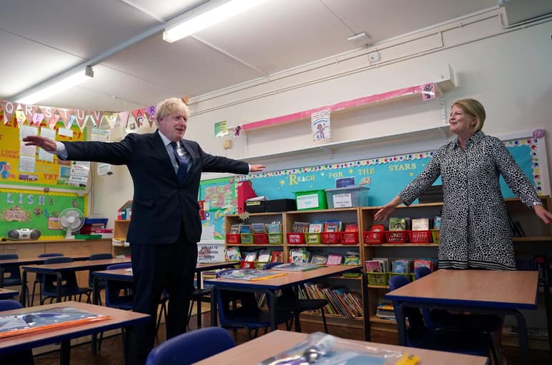 Johnson dijo el domingo que era 'deber moral' de su gobierno reabrir las escuelas. (EFE)