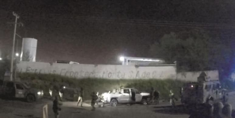 En la grabación se observa que una persona se mueve en la caja de la pick up que acaba de recibir al menos 243 disparos. A su lado hay cuerpos. Frente a la persona se hallan cinco soldados que le apuntan con lámparas y armas.
(ESPECIAL)