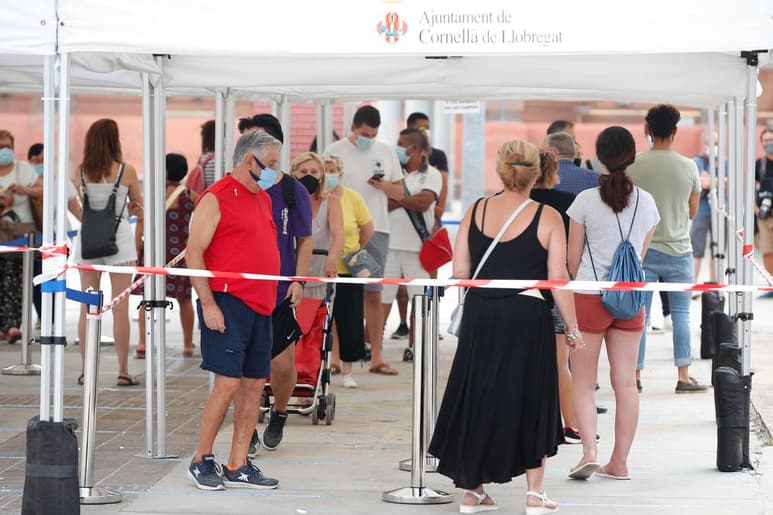 España registró 19,000 nuevos contagios de coronavirus desde el pasado viernes, 2,060 en las últimas 24 horas, según los últimos datos oficiales ofrecidos este lunes. (EFE)