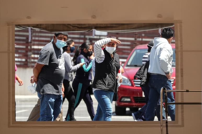 Ecuador registró este lunes 108,289 positivos y 6,322 fallecidos oficiales por COVID-19, a los que se sumarían 3,664 muertes probables por la enfermedad. (ARCHIVO)
