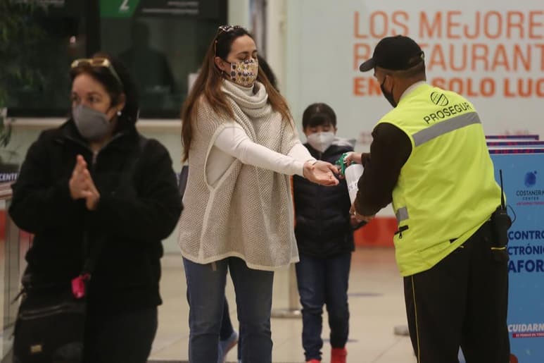 El Ministerio de Salud de Chile reportó este lunes 1,903 casos nuevos de COVID-19, con los que el país alcanzó los 399,568 contagiados desde que comenzó la pandemia. (ARCHIVO)