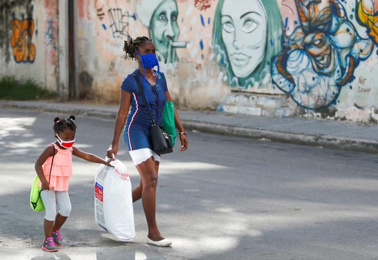 Cuba inició este lunes en La Habana los ensayos clínicos en humanos de su primer proyecto de vacuna contra el coronavirus SARS-CoV-2, cuyas dos primeras fases se prolongarán hasta inicios de noviembre próximo e involucrarán a 676 voluntarios. (ARCHIVO)