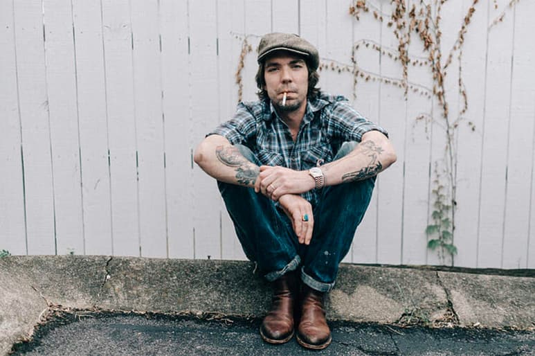Justin Townes Earle, un destacado cantautor de música de raíces estadounidenses conocido por su estilo introspectivo y evocador, falleció. Tenía 38 años. (ESPECIAL)