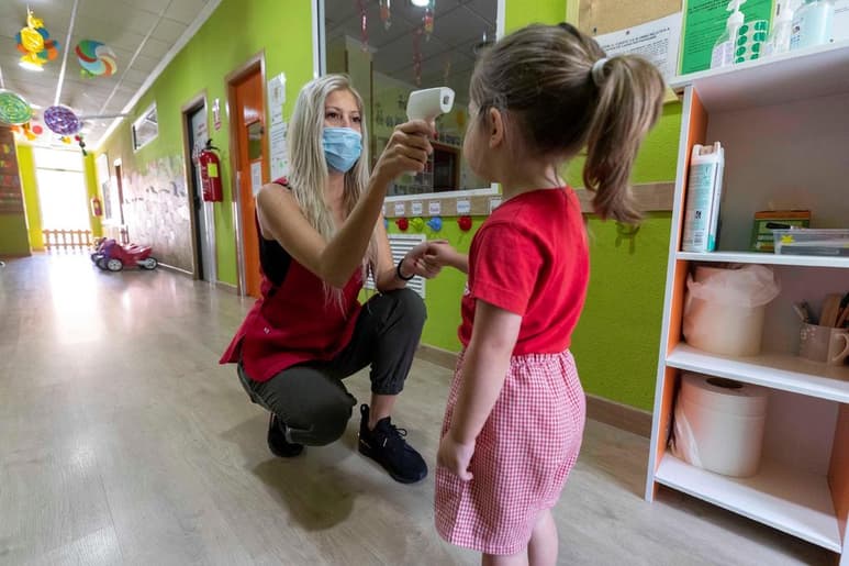 Ante los temores de un aumento incluso mayor de contagios de coronavirus por el inicio del ciclo escolar en septiembre, algunas regiones de España impusieron el lunes nuevas medidas para protegerse de la propagación de la pandemia, incluso la prohibición de grandes reuniones sociales. (ARCHIVO)