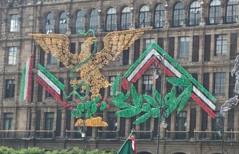 El águila utilizada para la decoración de Zócalo con motivo de las fiestas patrias, corresponde a la utilizada en el logotipo de Morena (CAPTURA)