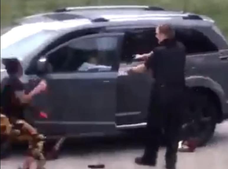 Jacob Blake, un afroamericano de 29 años de edad, recibió siete disparos en la espalda por parte de un oficial de policía blanco que atendía una llamada de emergencia en el lugar. (Twitter)