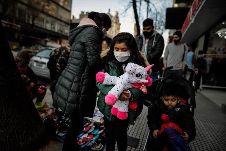 Justo cuando millones de niños regresan a clases, la Organización Mundial de la Salud (OMS) dijo el lunes que aquellos que tienen entre 6 y 11 años deberían usar mascarillas en algunos casos para ayudar a combatir la propagación del coronavirus. (ARCHIVO)