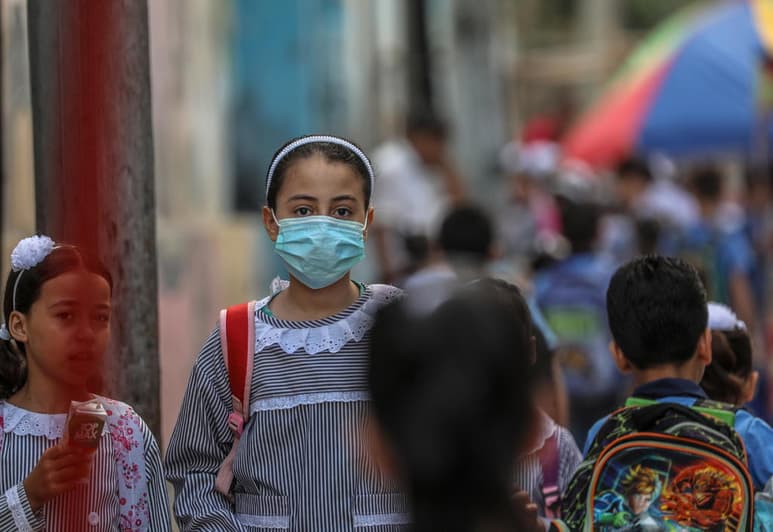 El Ministerio de Sanidad de Gaza anunció hoy un confinamiento total de 48 horas tras la detección de los primeros cuatro casos de contagios locales de COVID-19 dentro de la franja, que se suman a los 105 registrados hasta ahora, todos llegados desde el exterior y enviados a centros de cuarentena. (ARCHIVO)