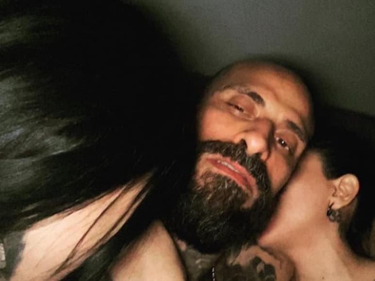 La foto ya cuenta con más de 200 mil reacciones, donde los seguidores del intérprete de temas como 'Los mensajes del Whatsapp' y 'Si te vienen a contar' dejaron ver su humor y le preguntaron acerca de sus gustos por la ducha. (Instagram)