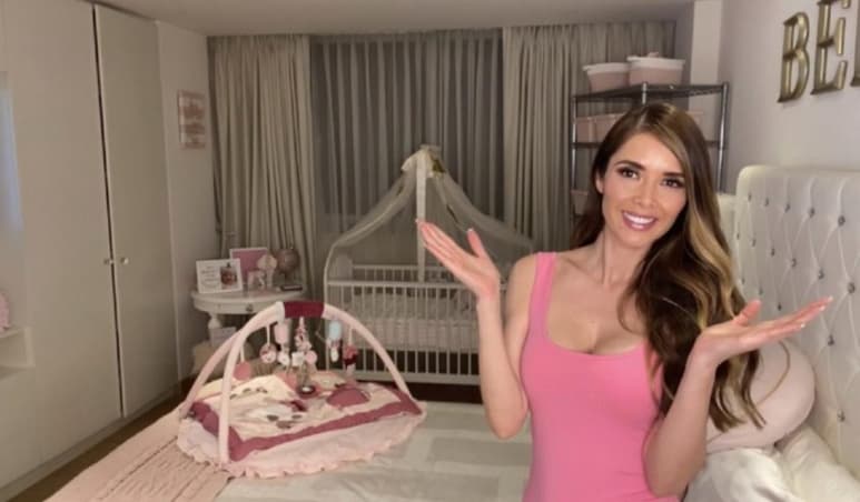Con 205 mil suscriptores, la actriz Marlene Favela, postea videos en los que da consejos de maquillaje o de moda.