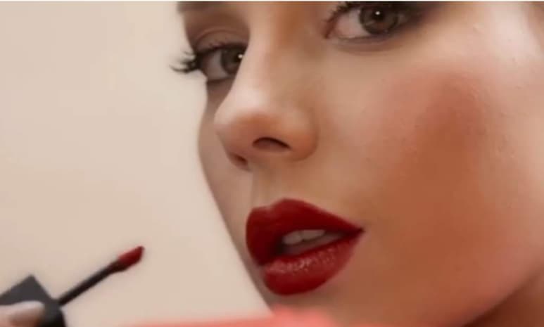 Ester Expósito sorprendió este martes al compartir con sus seguidores su nueva campaña para la reconocida marca francesa Yves Saint Laurent tras ser nombrara su nueva musa. (ESPECIAL)