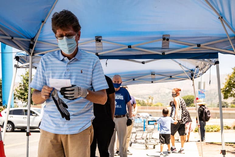 El número de casos confirmados de coronavirus está bajando en Estados Unidos. (ARCHIVO)