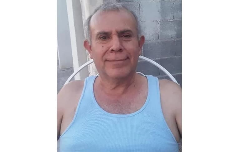 Postrado en una silla de ruedas, sin fuerzas para poder moverse, respirar y hablar debido a que padece Esclerosis Lateral Amiotrófica (ELA), Francisco Miranda Maldonado, reportero gráfico de 52 años de edad, pide ayuda de urgencia al presidente de la Republica, Andrés Manuel López Obrador, para que lo atiendan en el Instituto Mexicano del Seguro Social (IMSS). (ESPECIAL)
