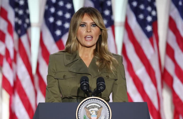 La primera dama Melania Trump describió a su esposo como la mejor esperanza para el futuro de Estados Unidos en un discurso pronunciado desde el Jardín de las Rosas de la Casa Blanca la noche del martes, mientras el presidente Donald Trump recurría a familiares, aliados y a las atribuciones de la presidencia para impulsar sus opciones de reelección en la segunda jornada de la Convención Nacional Republicana. (EFE)