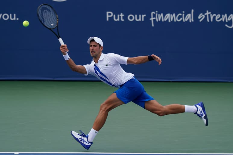 Novak Djokovic no tuvo problemas para derrotar 6-2, 6-4 a Tennys Sandgren para avanzar a los cuartos de final del Masters 1000 de Cincinnati, donde se medirá a Jan-Lennard Struff. (AP)