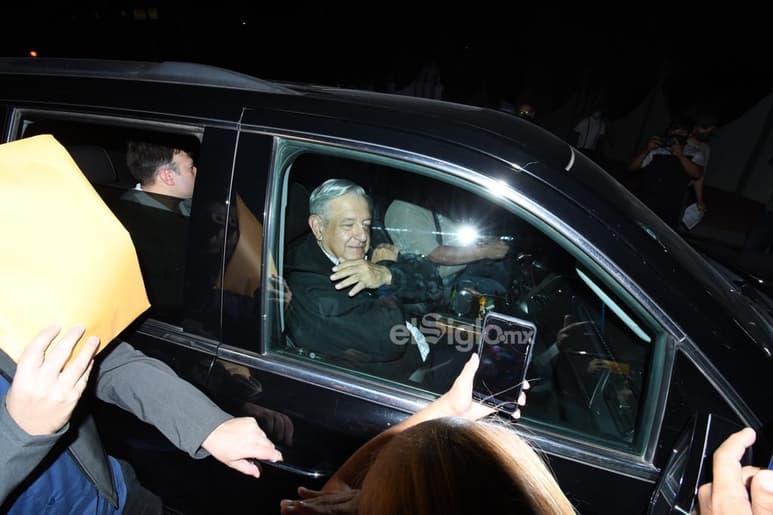 López Obrador, llegó esta mañana al Campo Militar del ejido La Joya de Torreón, minutos antes de las 6:00 horas, para encabezar una reunión de seguridad con autoridades municipales y estatales de Coahuila y Durango. (FERNANDO COMPEÁN)