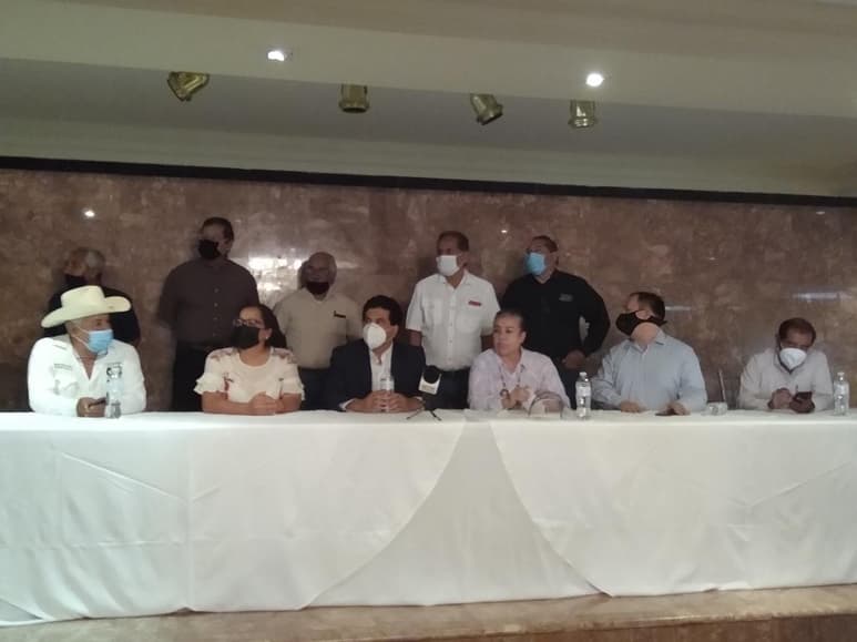 Este martes un grupo de morenistas estuvieron afuera del hotel donde se ofreció la rueda de prensa con pancartas contra la instalación de Chemours. (DIANA GONZÁLEZ/ EL SIGLO DE TORREÓN)
