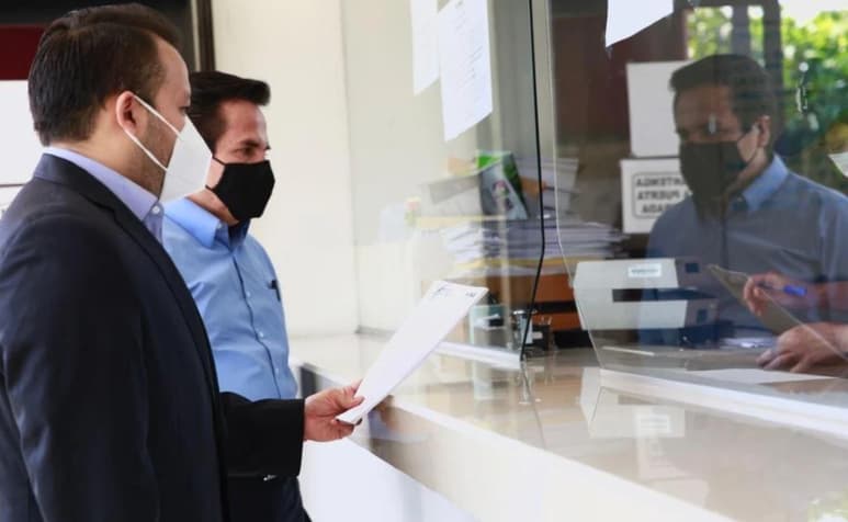 Hasta las instalaciones de la Fepade acudieron el Director General Jurídico del CEN, Raymundo Bolaños; y el representante del PAN ante el INE, Víctor Hugo Sondón, luego de que el pasado 20 de agosto se dieron a conocer videos y audios en los que presuntamente aparece Pío López Obrador recibiendo dinero en efectivo para financiar a Morena y a su entonces candidato presidencial.
(ESPECIAL)